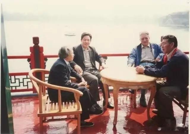 上世纪90年代末期，​王海容和时任参事室主任徐志坚（右二）等人交谈的场景。此时的