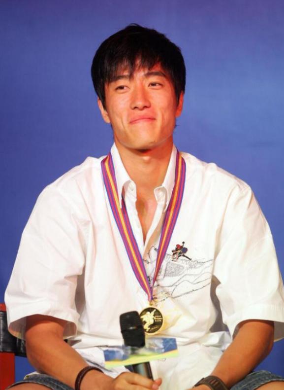 🌞2004年刘翔跨栏夺冠后，开发商送他一套225万的房子，他豪气地送给教练