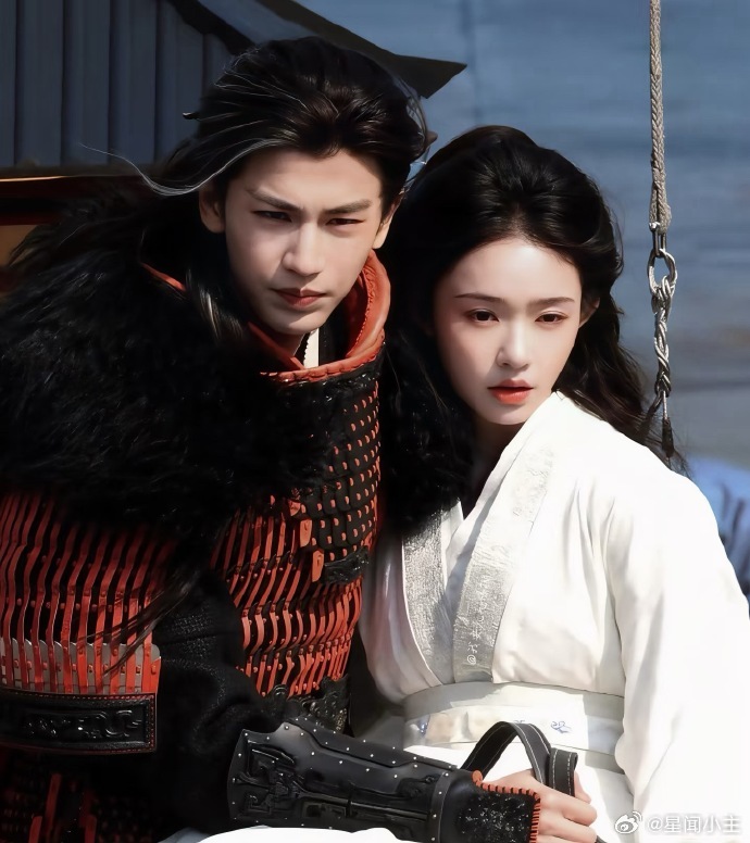 林允在张凌赫手心写字林允张凌赫雪地告别路透路透都这么有质感！雪景加持氛围感拉满