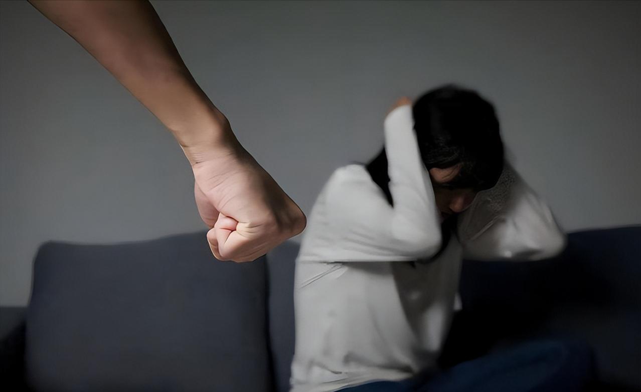 🌙浙江温州，女子嫁给丈夫十几年给他生了4个孩子，可丈夫天天打她，出轨后越看她越