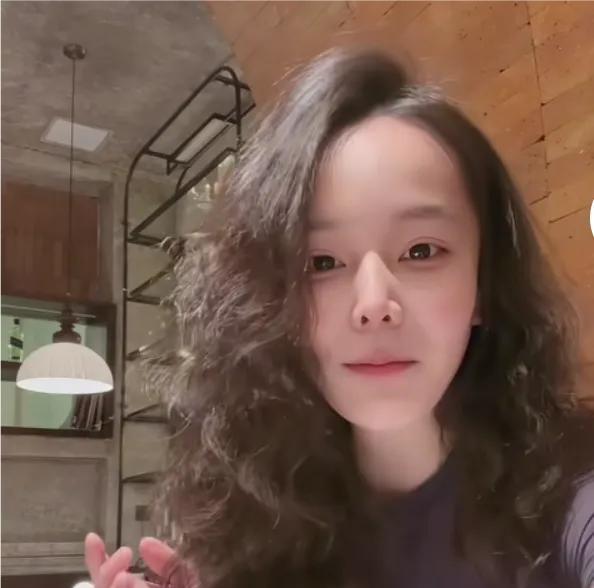 熊磊的脾气确实改不了了！今晚发一个视频，又和网友怼上了，网友说：吃完一起