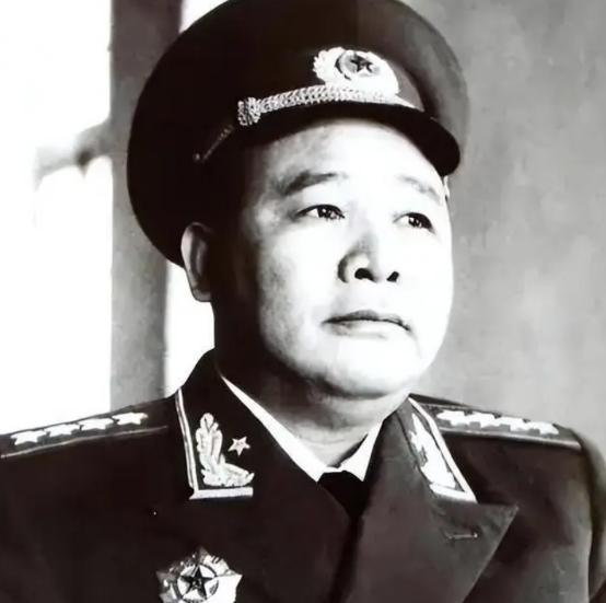 徐海东去餐馆吃饭，坐下后战战兢兢地请秘书点菜。秘书却大为不满：“请你注意身份，徐