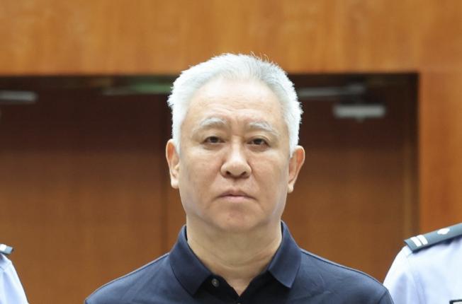 大家发现没有？许家印68岁现身时满头白发，连眉毛都变白了，曾经的地产大佬如今变化