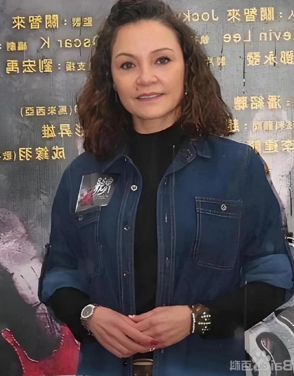 张柏芝的母亲戴莎莉今年69岁，她的父亲是一个英国人。都说张柏芝的有一个不省心的母