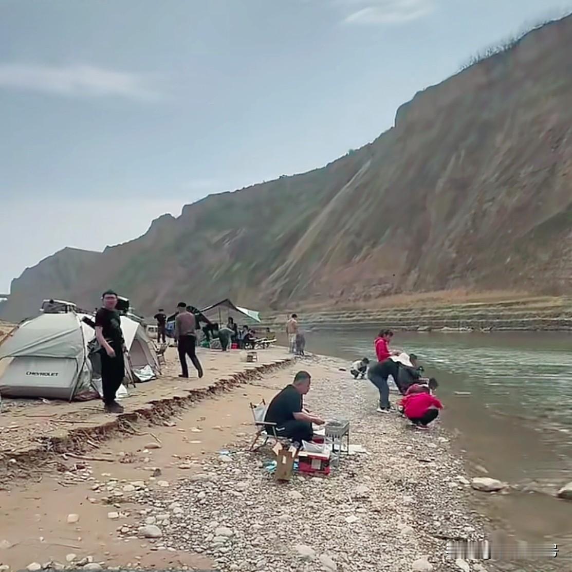 清明前后乡村露营的人太多了。最近沿河边公路骑行，看见一堆堆露营的人，一般两三个小