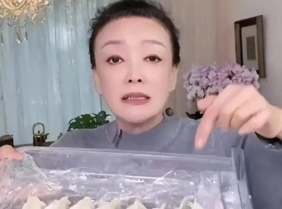 张兰冬至探访汪小菲，真相是：这是一场大型公关直播。她带团队突袭儿子家。镜头