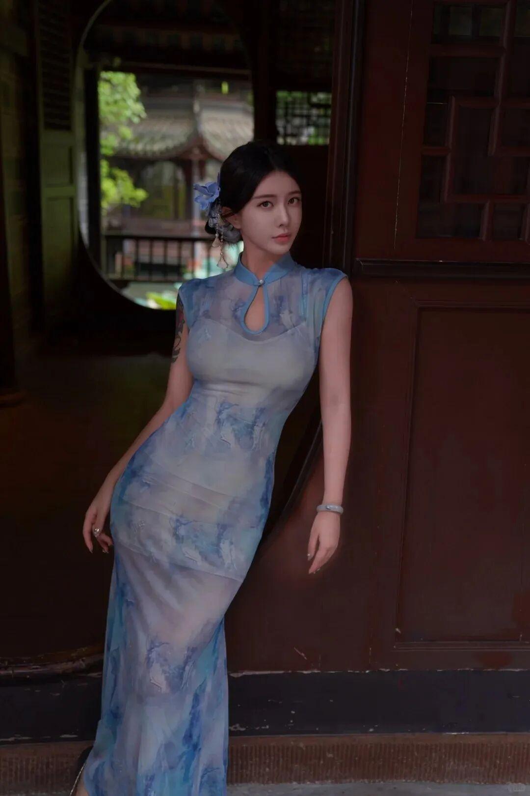 古典雅韵，蓝衣美人倚古门