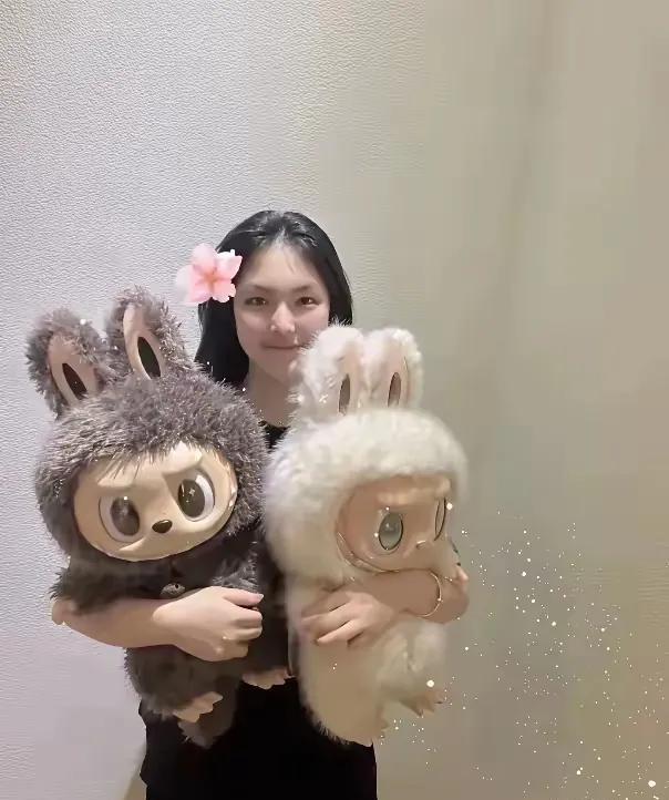 我有一位朋友，从20201年，就玩泡泡玛特了。他说玩泡泡玛特就像玩原神抽卡。