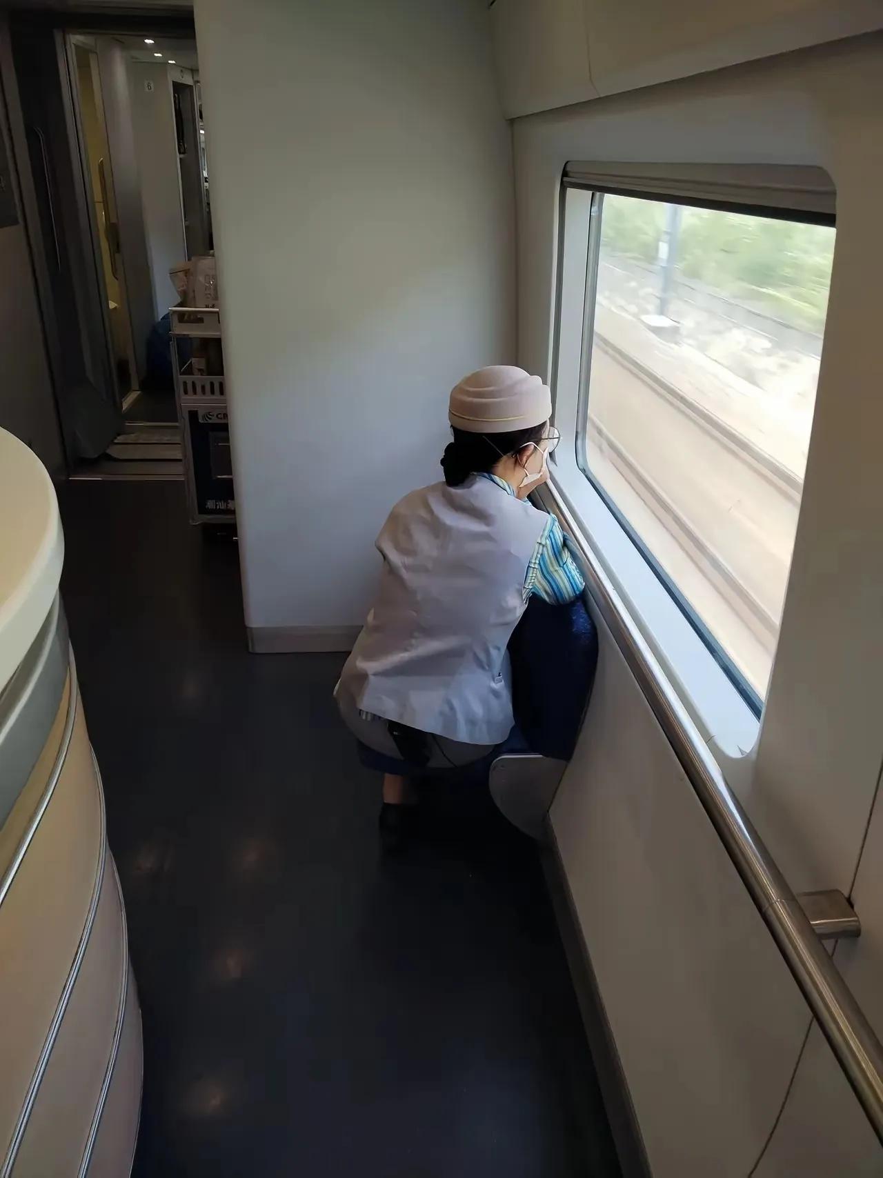 坐了那么多回的列车，发现高铁的乘务员比绿皮的乘务员，工作量轻松多了。在绿皮火