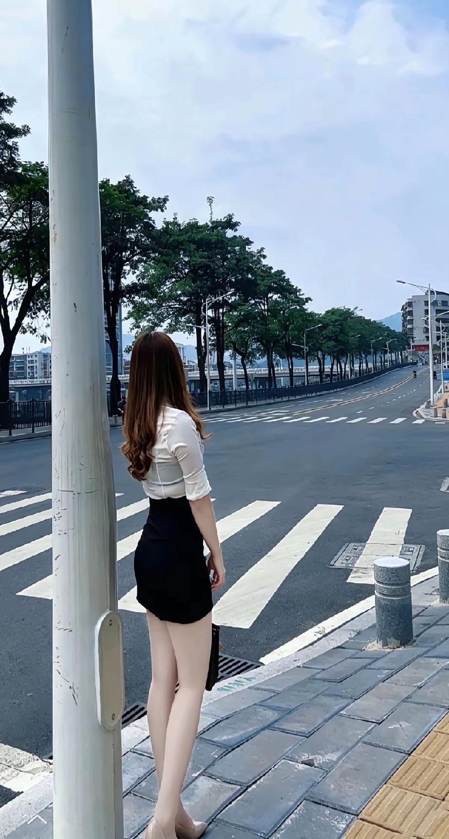 深情一文不值薄情风生水起真心喂了狗余生自己走热情被耗尽温柔也归零爱错