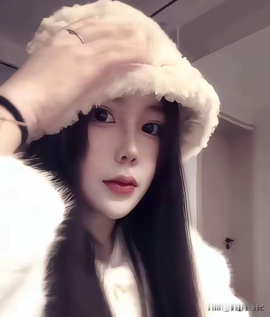 驾车不慎坠河的26岁女车主长得很漂亮！她的新能源车是湖北孝感牌照，其一个人在天门