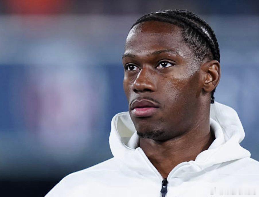 都灵体育报：戴维刚到尤文图斯时性格内向、敏感，语言不通，难以适应意甲联赛。他被更