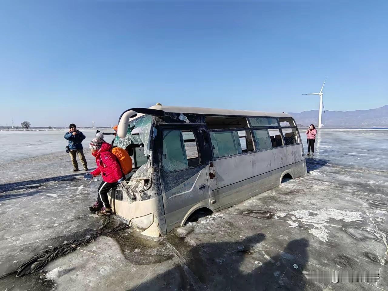 这个客车的司机应该是没有开车的经验，拉一车人还敢在冰面上开车，也许太相信自己的主