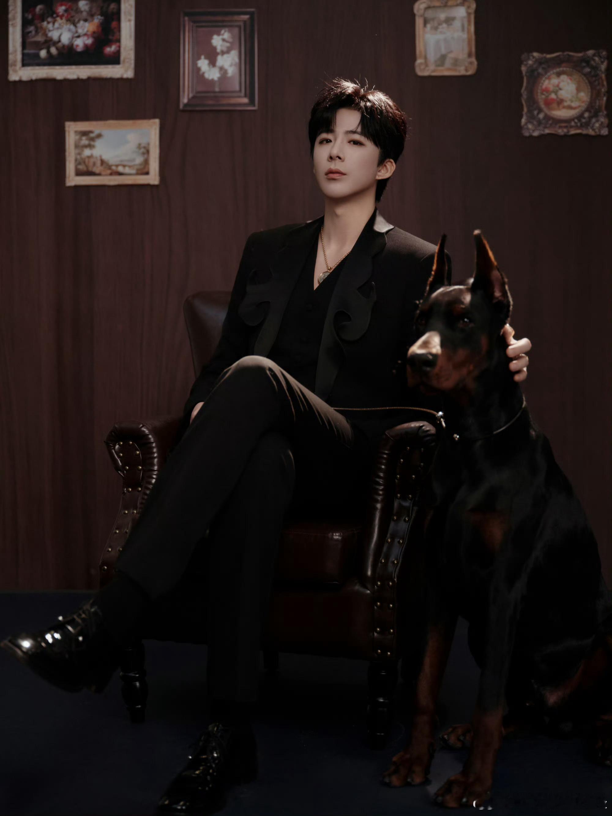 刘宇宁今天完全大哥来的他的状态也非常在线，皮肤状态好，整个人很精神，却没有那种