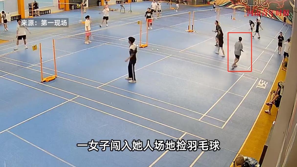 “冤不冤！”6月6日，广东广州，一女子在体育馆里打羽毛球，谁知因为球掉到了其他人