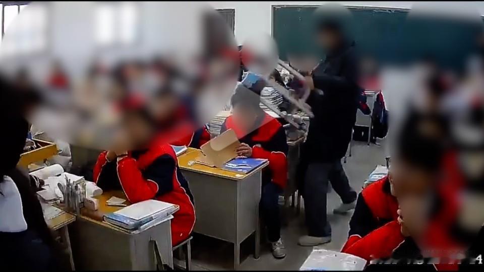 河南巩义一所学校的监控视频清晰记录下这样一幕：一名学生拿起凳子，绕到前排同学身后