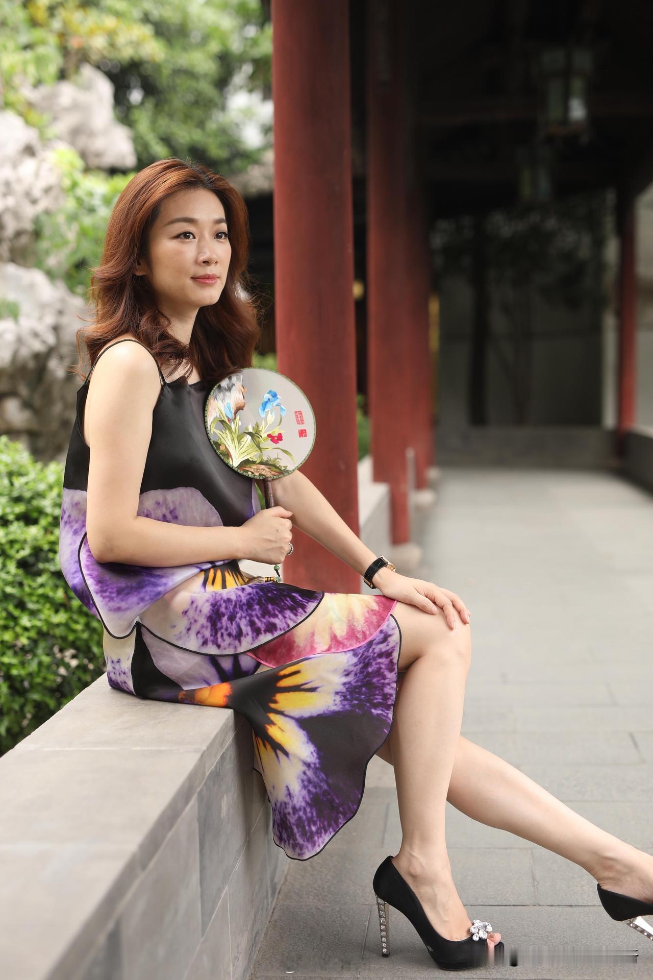 照片拍摄于苏州兰莉园的中式回廊内，这里是典型的苏式园林建筑，红柱长廊、白墙黛瓦与