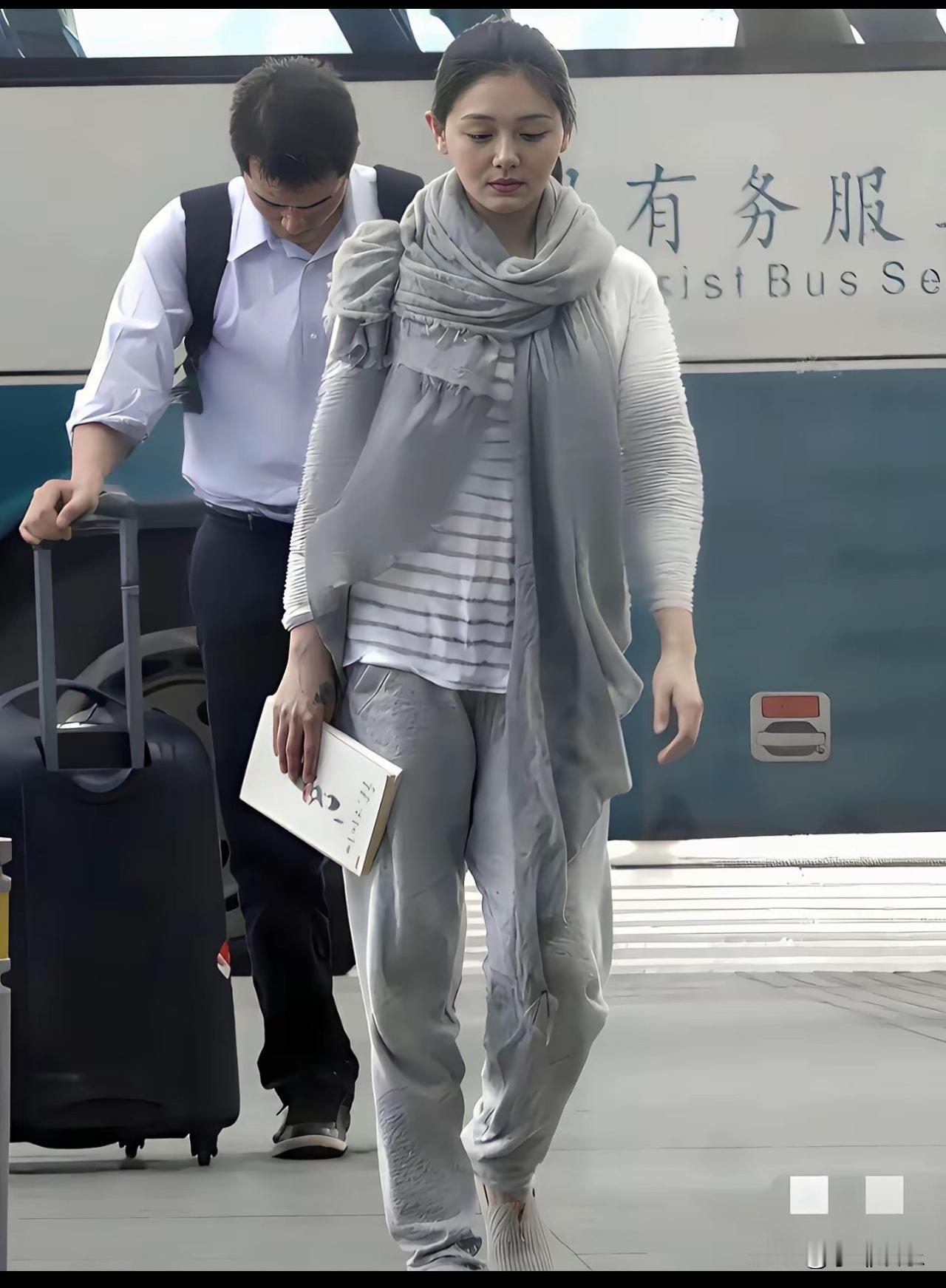 看大S之前的旧照，不得不说她的审美真绝了！随意搭配一下，就有模特出街那味儿。得承