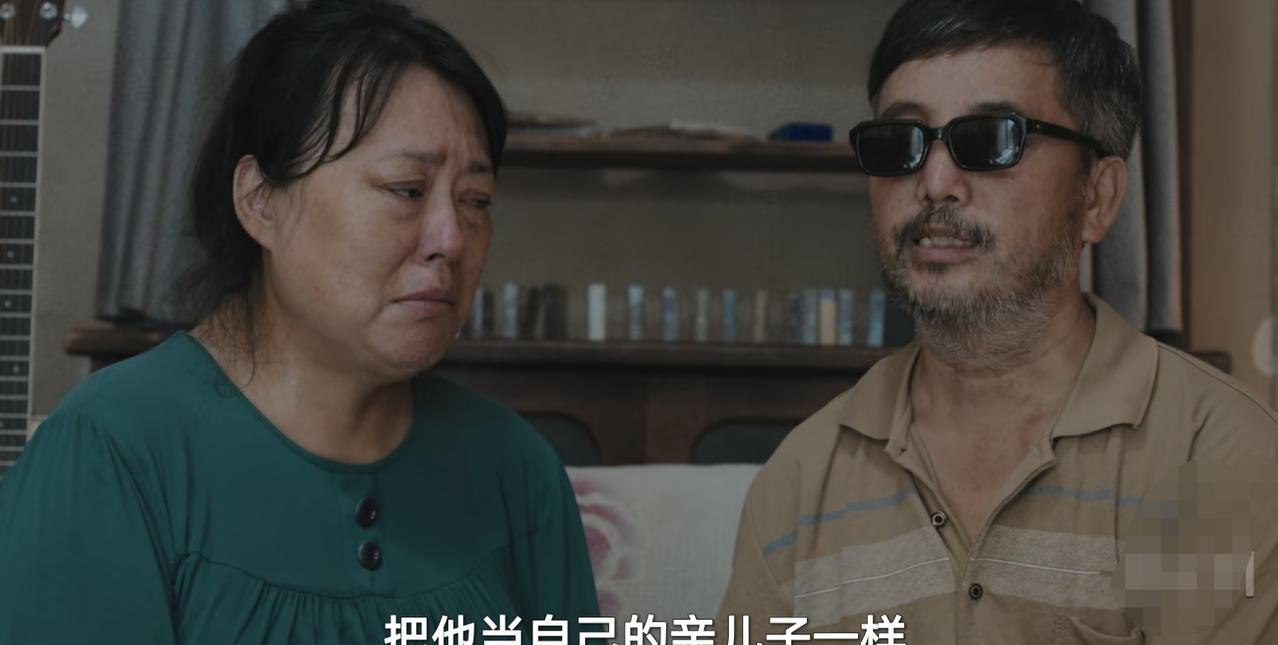 《目之所及》终于有一对父母是真心喜欢孩子的。看这对薛家夫妇，家里虽有三个孩子，