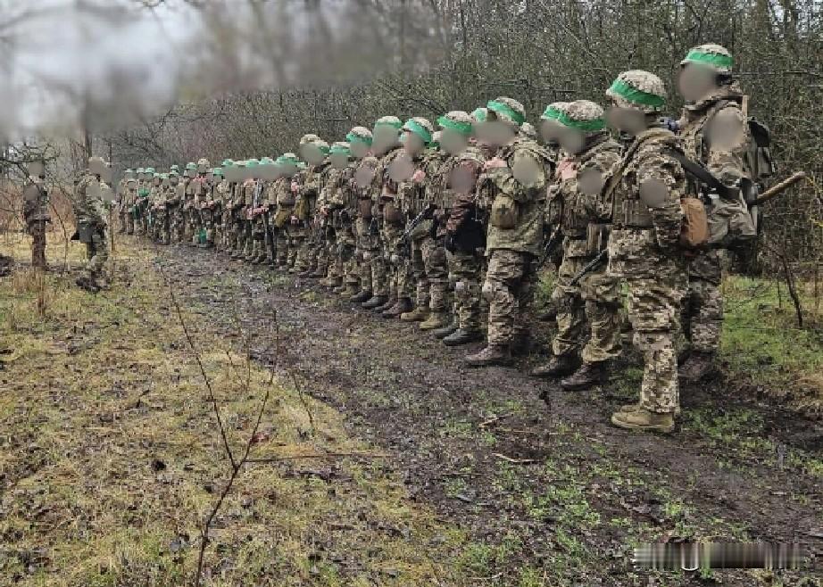 俄乌战场上双方为什么要用带颜色的胶带区分敌我呢？而且这些带颜色的胶带还缠绕在头