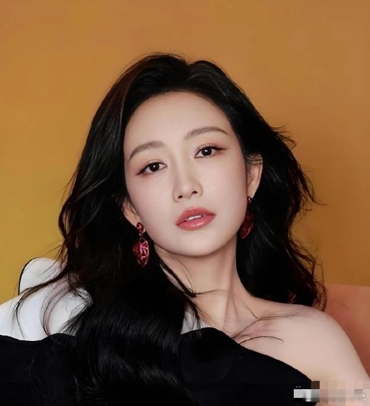 何九华和王鸥，冲上热搜！2月9日，八卦媒体蹲守多日，终于拍到了关键画面：何九华在