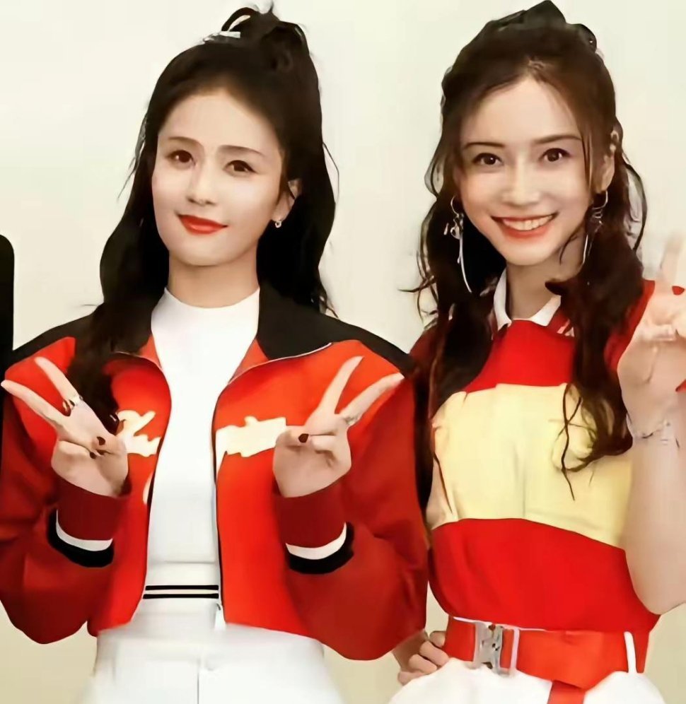 明明杨颖年纪比白鹿大，为啥一合照显得白鹿很老气，杨颖却很少女。​​​