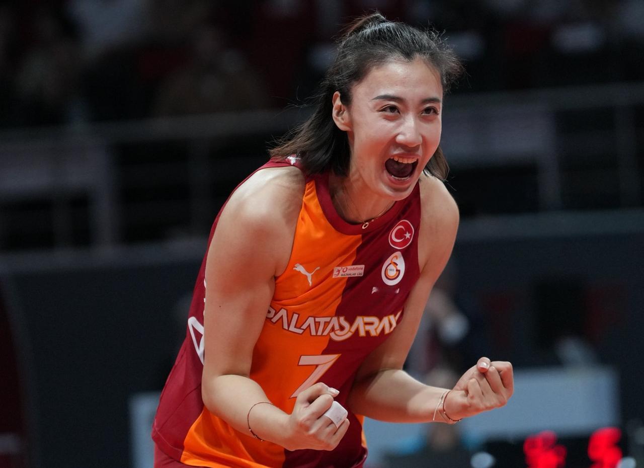 王媛媛替补救火，加拉塔萨雷逆转巴黎圣云。北京时间02月18日凌晨，女排欧联杯1