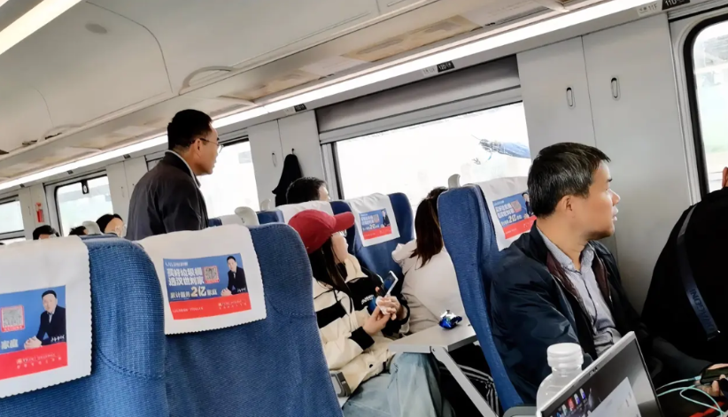 高铁上发生了这样一幕：一位刚上车的男乘客，发觉自己座位上有前一位女乘客遗落的装有