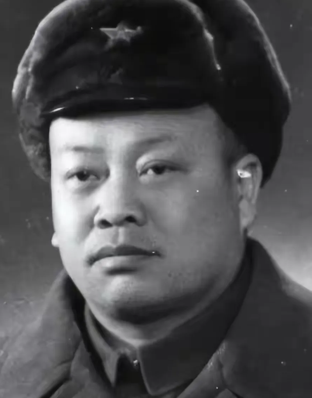 解放战争后期，邓华和赖传珠是军政搭档，共同在四野第15兵团任职，两人配合了一年多
