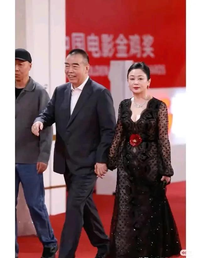 其实陈红即便是上了岁数也还是很美的。这叫风韵犹存。并不像有些人说的那样不堪。当然