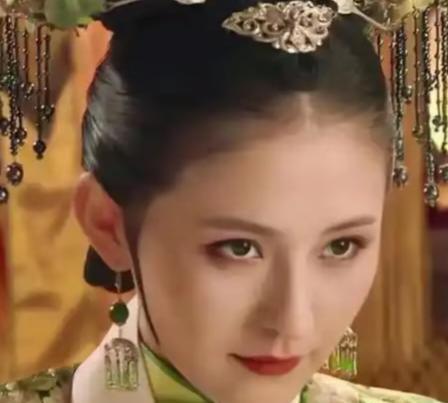 给大家介绍一下，她是“拽妃”，曾参加绝密行动“屠龙计划”，是核心成员，并取得优异
