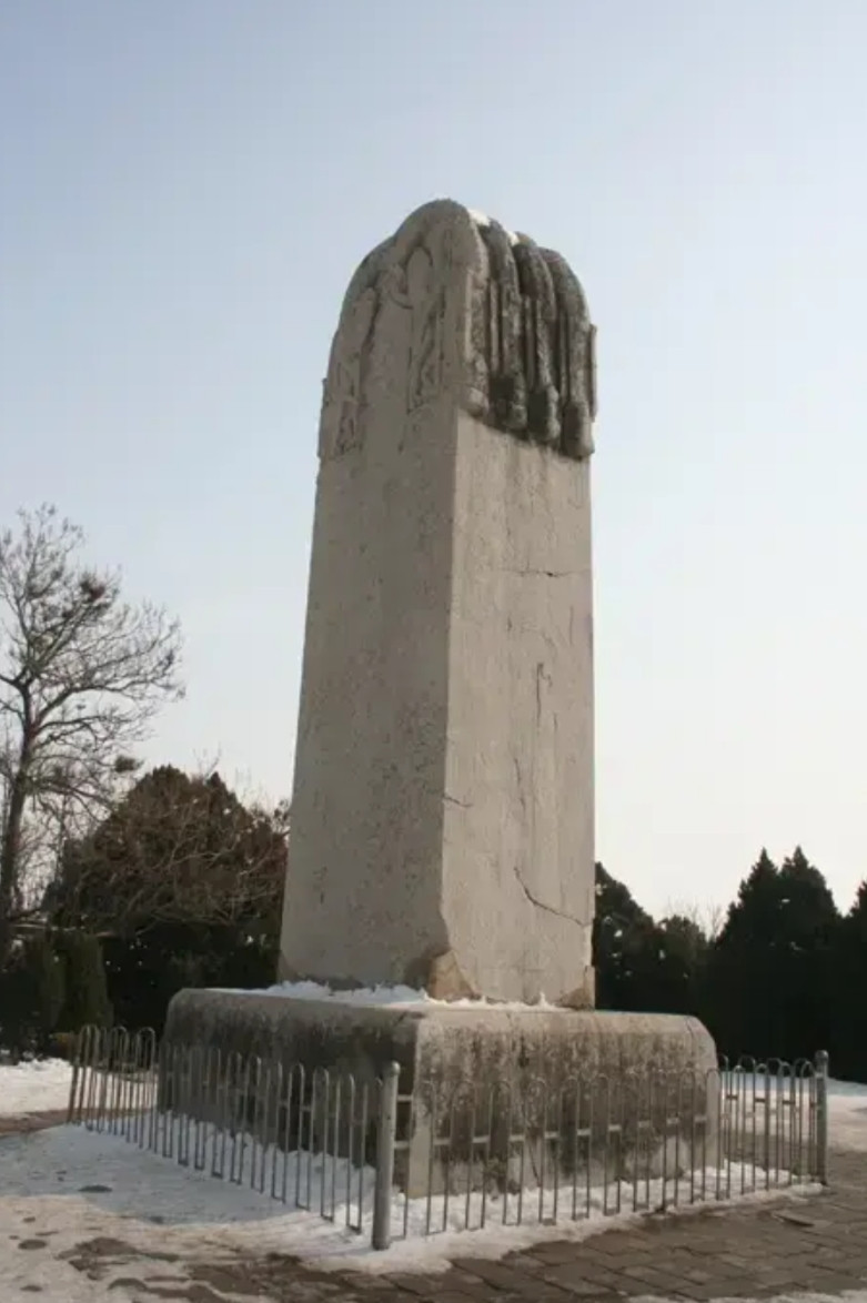 一代女皇的无字碑，在千年后，被我们细心的保护起来了，给它加了个盖子。这个有没有