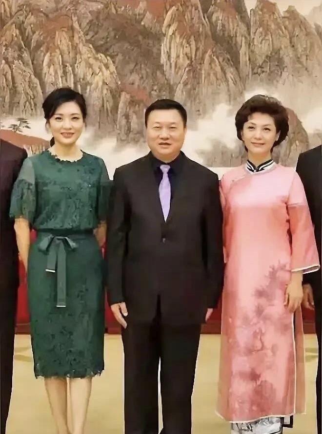 海霞和周涛同框比美，你觉得谁会更胜一筹呢？周涛颜值高，主持的综艺节目水平不亚于董