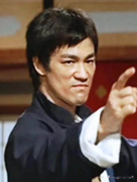 1964年，李小龙和武术指导黄泽民因意见不合爆发冲突，黄泽民被当地武术界人士认为