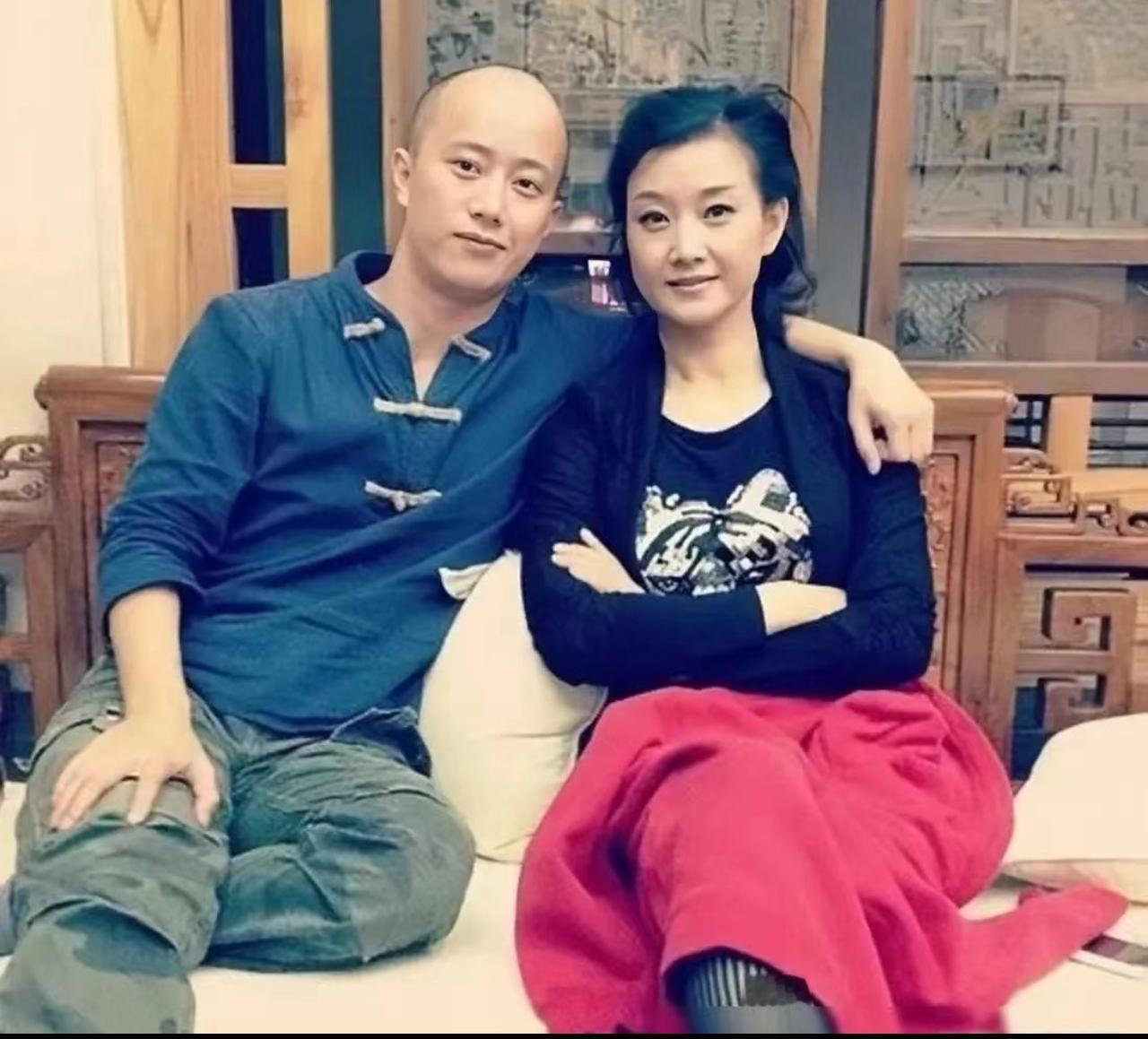 宋祖英和弟弟宋祖荣还是挺像的，宋祖英的眼睛虽然没有弟弟大，但五官搭配在一起明显更