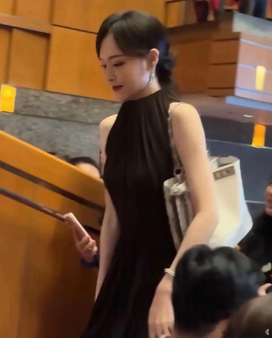 唐嫣参加女儿校园活动，这一出现就是美丽动人的女大明星啊，太耀眼了，实在让人忍不住
