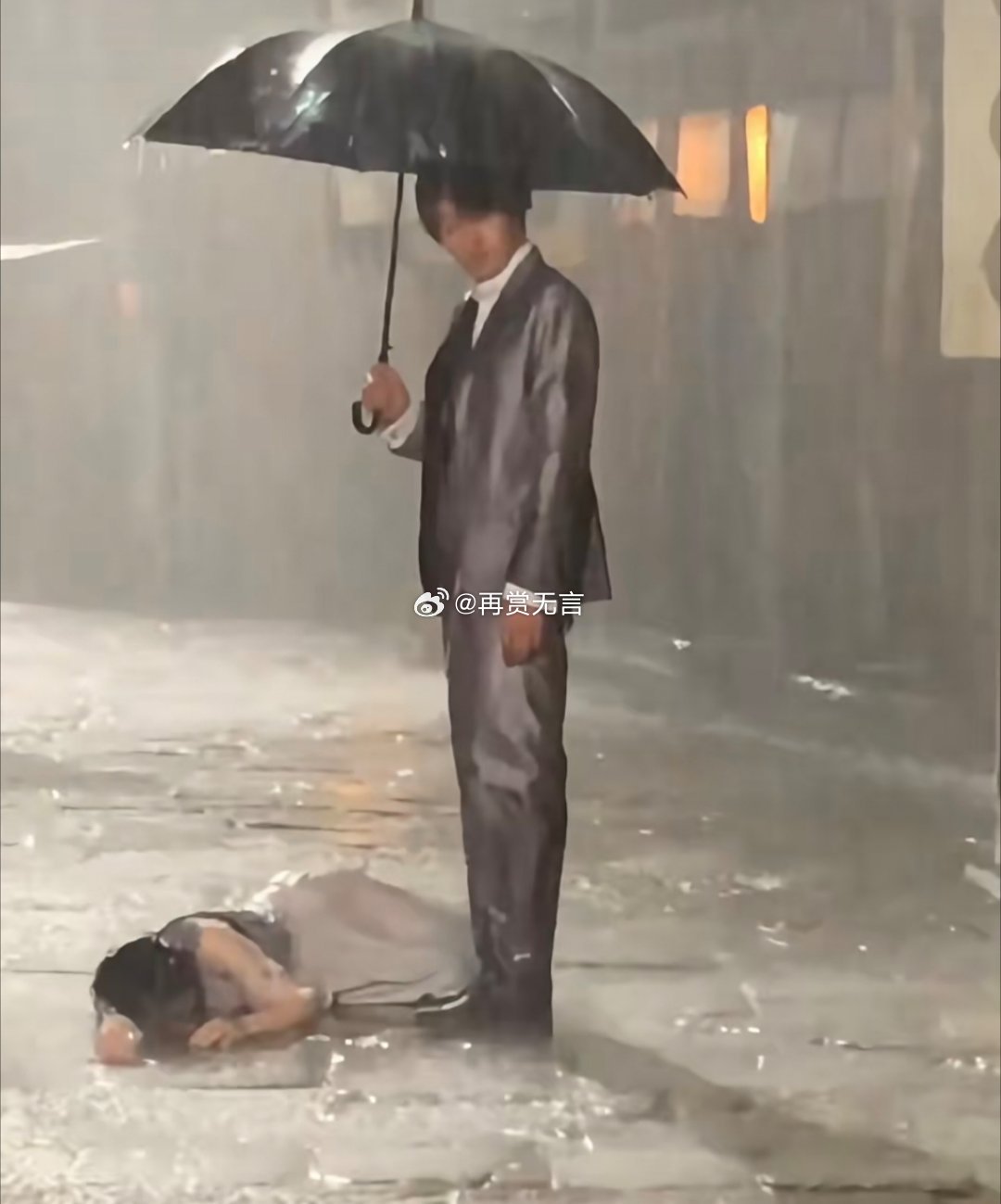 不火的演员拍戏好辛苦啊，那么大的雨，一场估计仅5000片酬，真心疼！