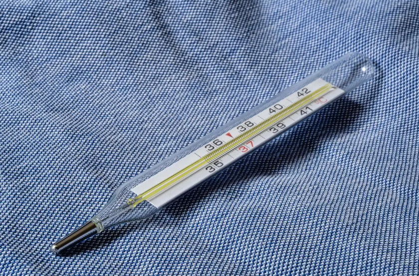 听说水银体温计从明年1月1日起就禁止生产了。我还不信，上网上查了一下，还真不让生