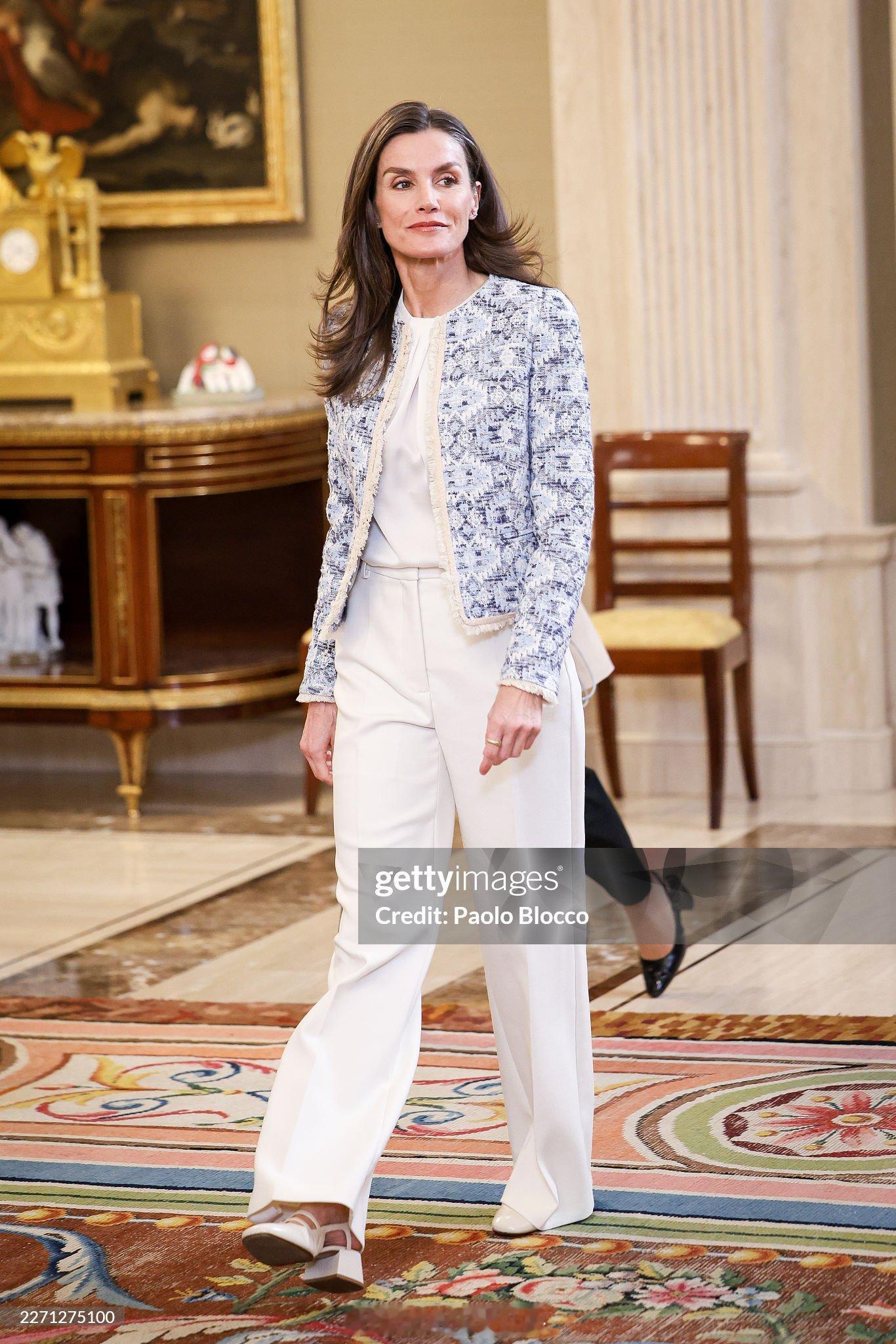 4.14西班牙王后莱蒂齐亚出席接待会和参加会议。mango上衣最早见于2013