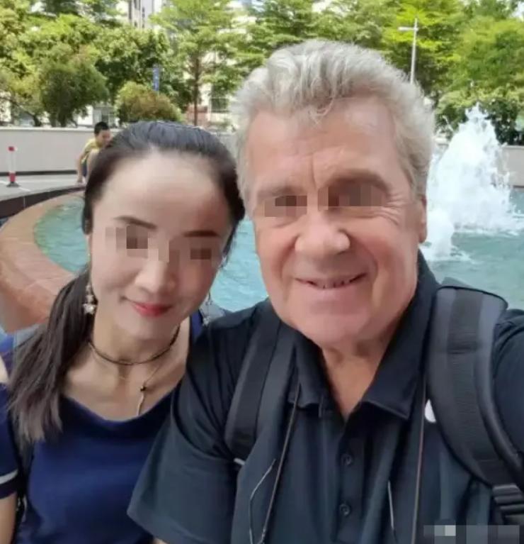 中国女孩和男友相恋7年分手，2018年5月女孩转头嫁给了一个70岁的二婚英国老头