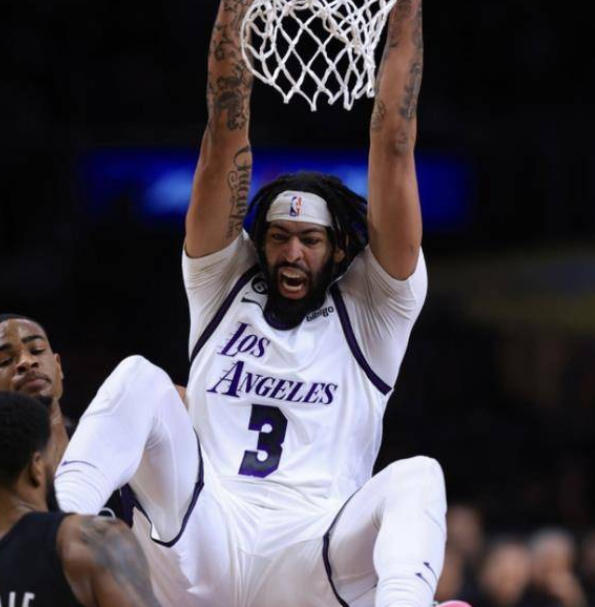 其实太阳要补四号位还有一个人选，就是浓眉布克和格林不管将来怎样，这两人组合占