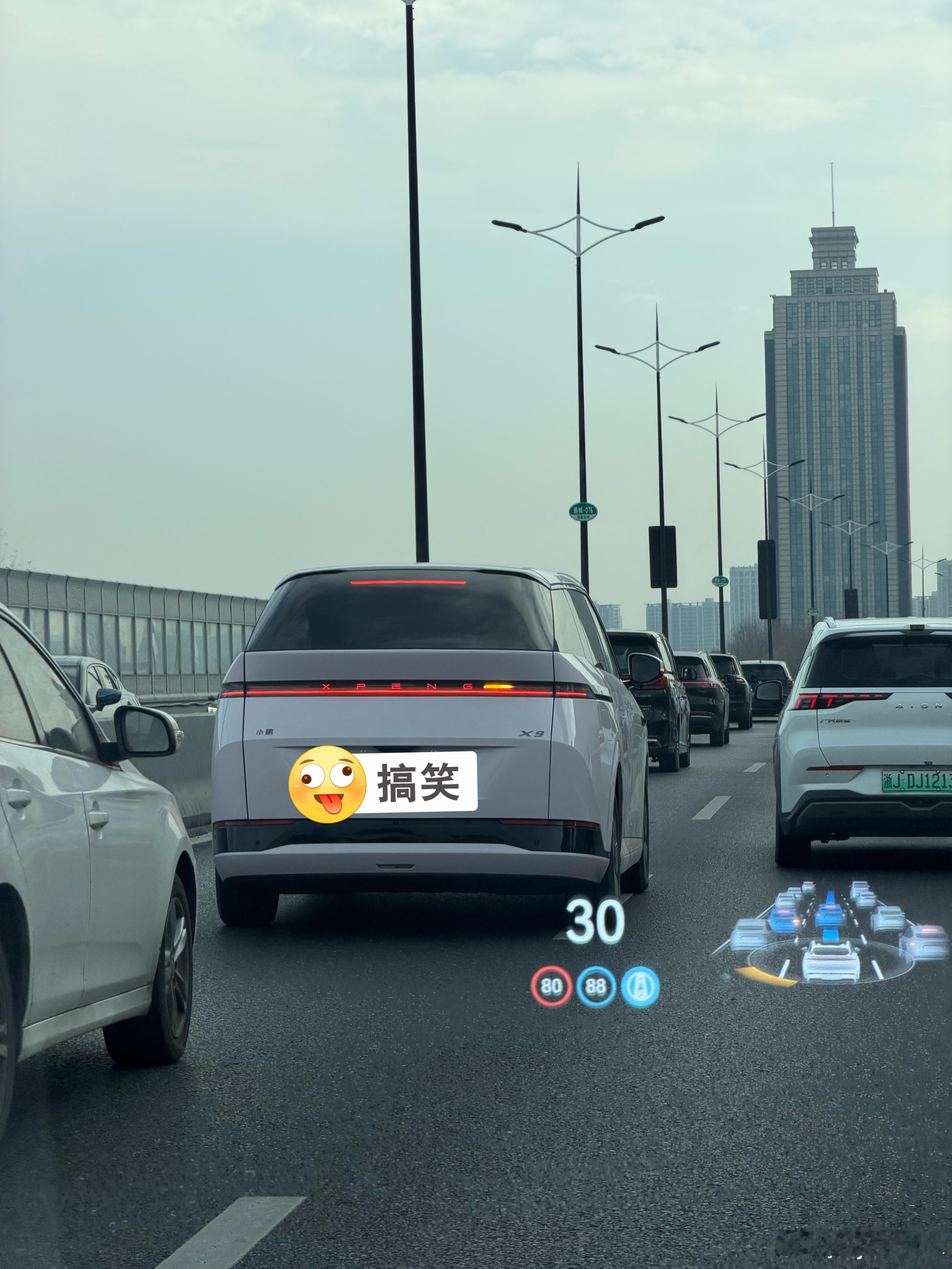 淡紫色的小鹏x9，MPV真的太适合做车衣了