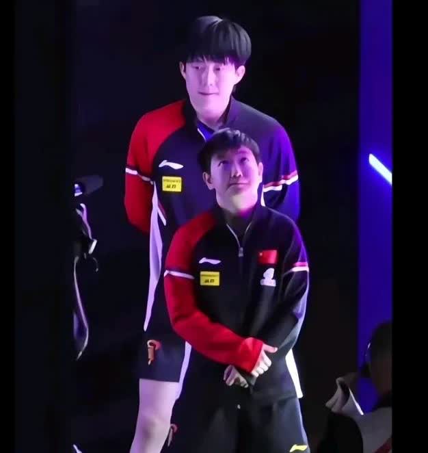 同步左右摇晃，加上正好高出一头的身高，这两人的最萌身高差简直就是绝配！