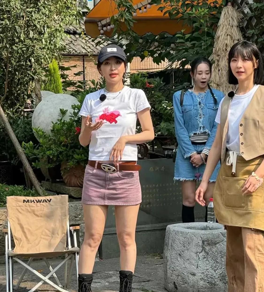 李菲儿，电视上看的那么好看，现实中身材五五分，还不如普通人好看。原来所谓明星的高