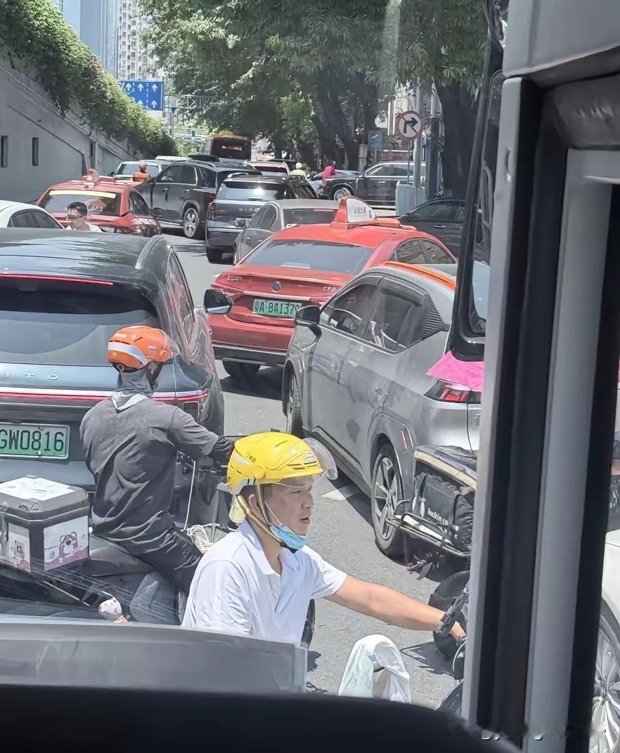 有不少网友说，广州是最不像一线城市的大城市，城市交通秩序经常是挺混乱的。这次从乘