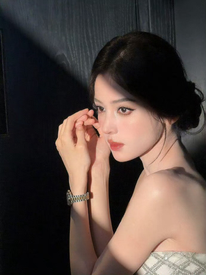 娜扎像是一条发光的美人鱼是哪位造梦师忘了锁好魔法衣橱，让深海里的美人鱼悄悄溜上