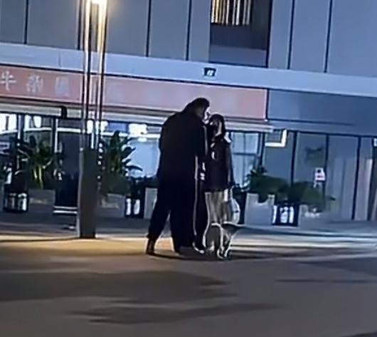 杭州大爷踢打自家狗，只因它要咬人，路过的两位小仙女却破防了，破口大骂大爷不是东西