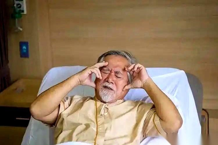 一场感冒，拖了半个多月还没好。你以为是自己累着了，免疫力下降。你错了。真正要