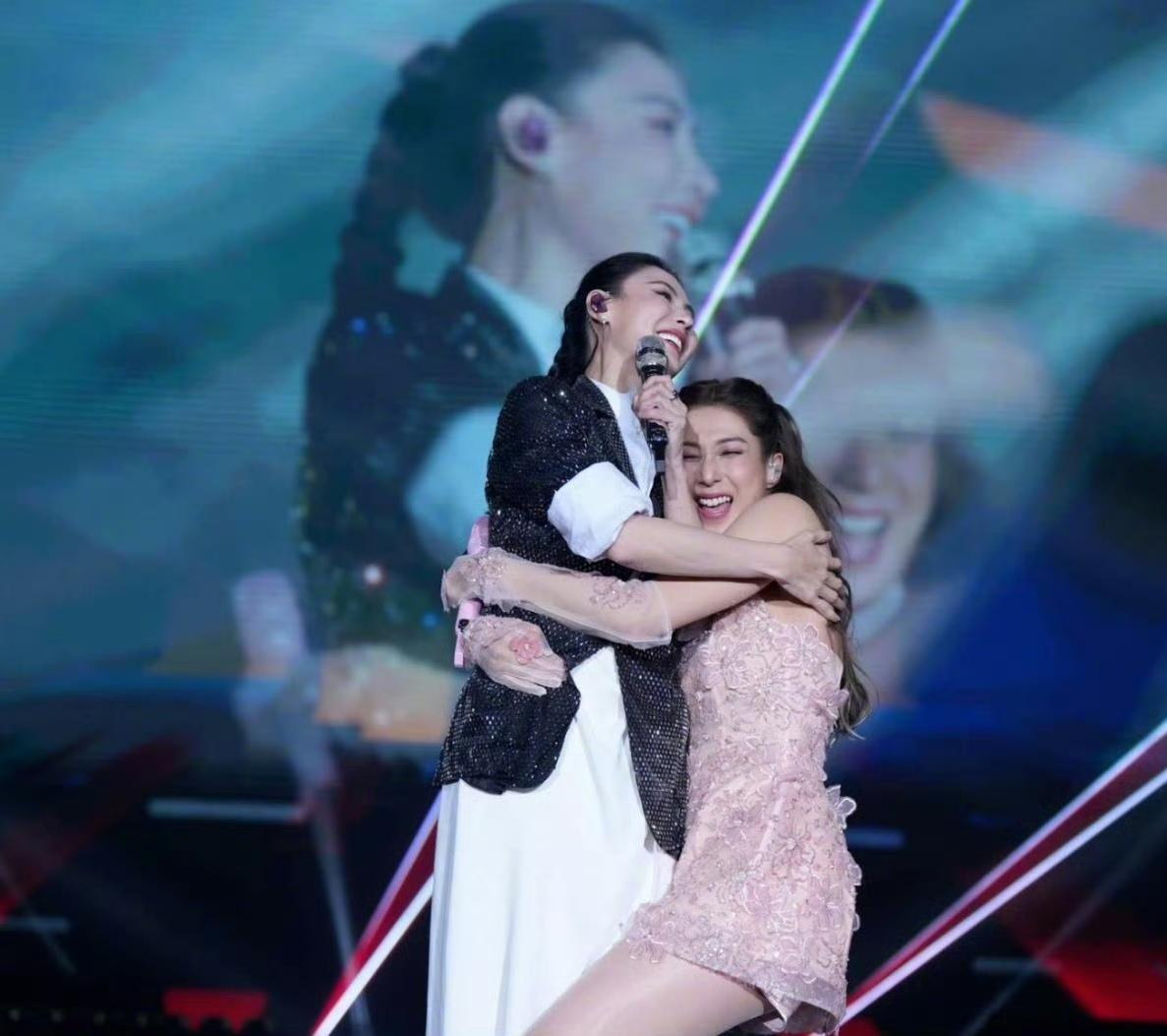 张柏芝钟嘉欣同框……被她们的互动吸引住了，也被她们的穿搭迷住了，都是美女呀，这