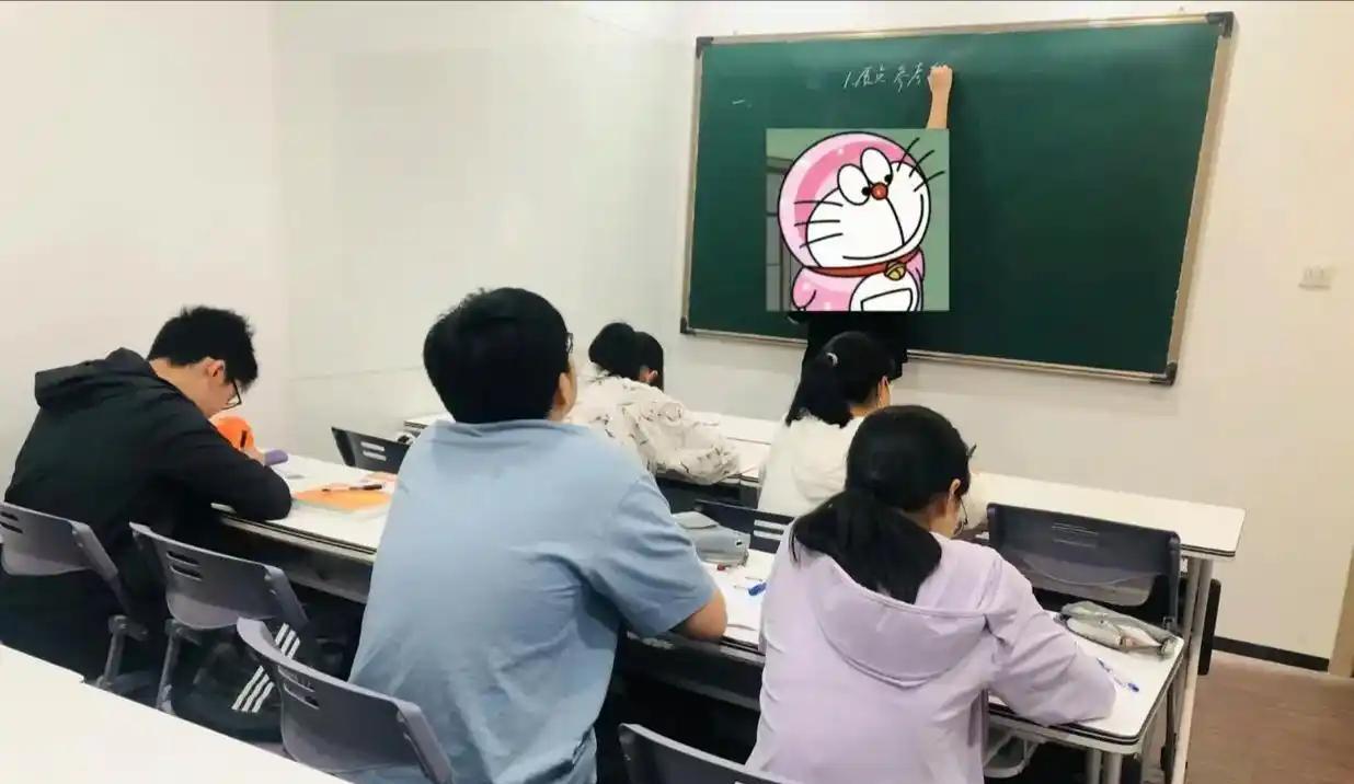 真的是崩溃了！教培机构突然被查，老师被带走，孩子吓得不轻，家长也慌了神。